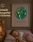 personalisierter glow dreams sternzeichen bilderrahmen im kinderzimmer mit schlafendem kind und kraftfarbe aquarellkreis fische