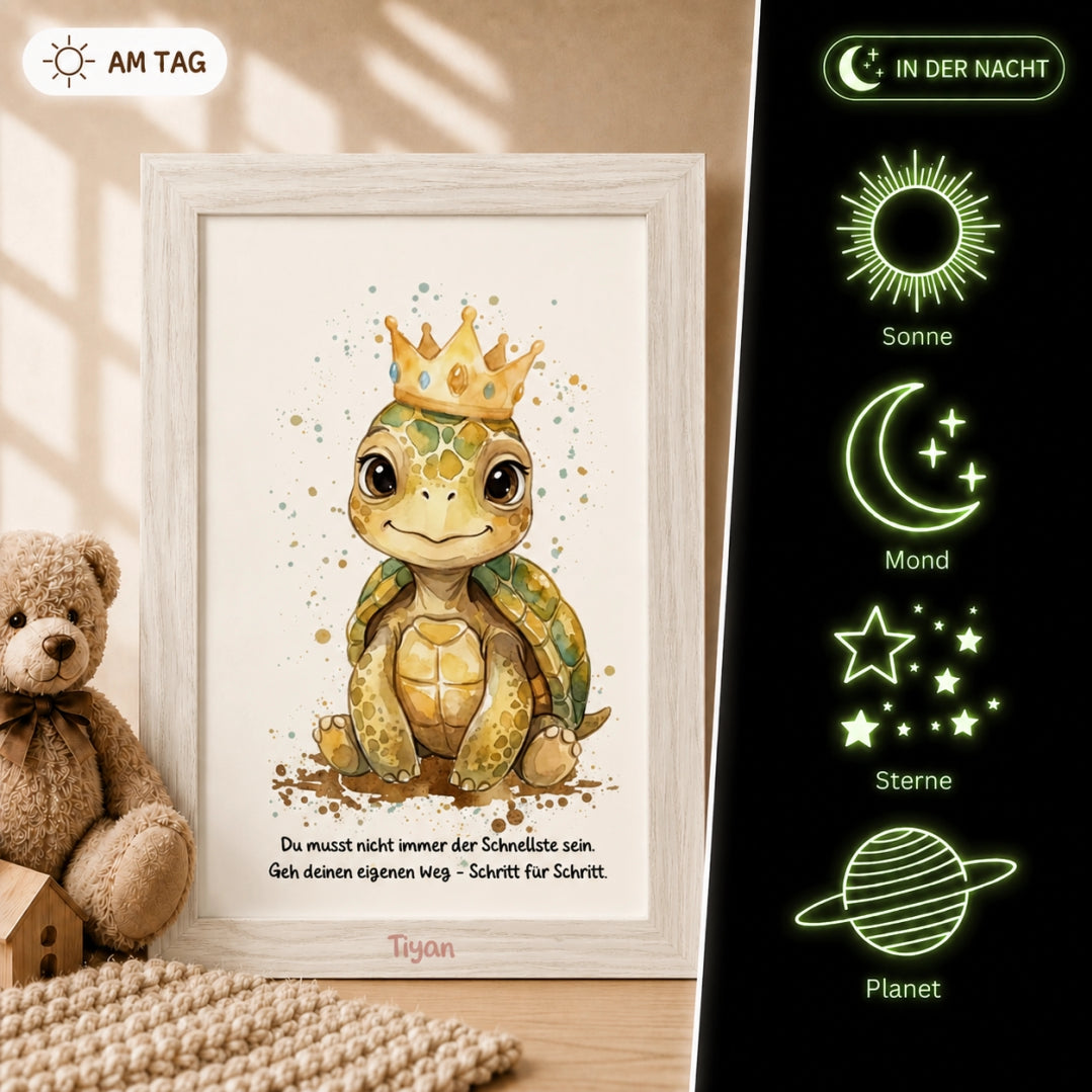 Glow Dreams Krafttier Schildkröte – personalisiertes Leuchtbild für Kinder mit Schildkröte, Name und sanft leuchtendem Nachtbegleiter im Holzrahmen