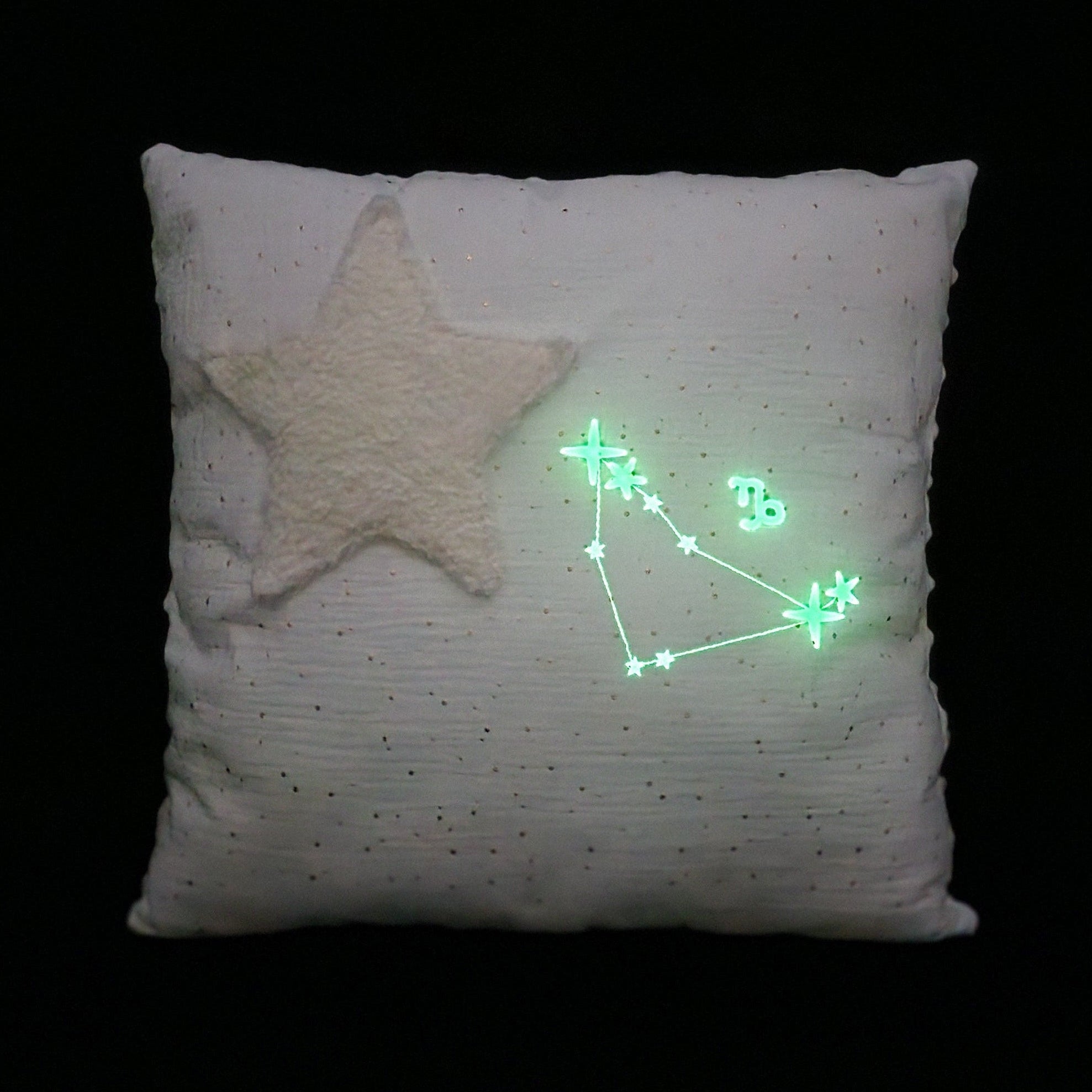 glod edition kissen weiss im dunkeln
