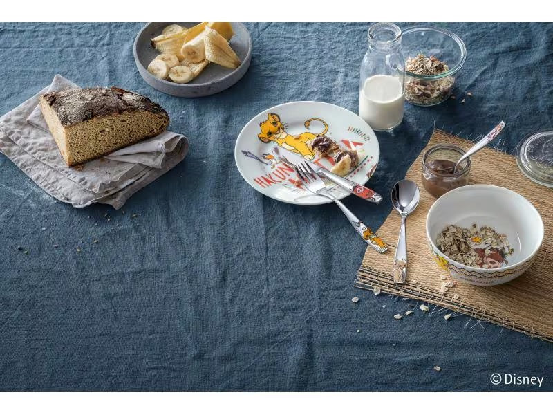 Frühstückstisch mit Kinder Geschirrset von Disney Lion King, bestehend aus Besteck, Porzellan Teller und Porzellan Schale,