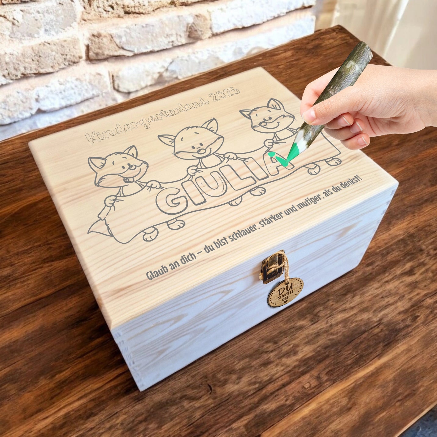 herzhafte Ausmalbox mit Fuchsfreunde für den kindergartenstart mit Fuchsmotiven bedruckt und Kindernamen welcher ausgemalt werden kann