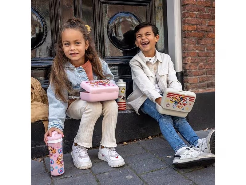 Kinder sitzen und essen aus der Znünibox Paw Patrol Candy L von Koziol - ein praktischer Alltagsbegleiter