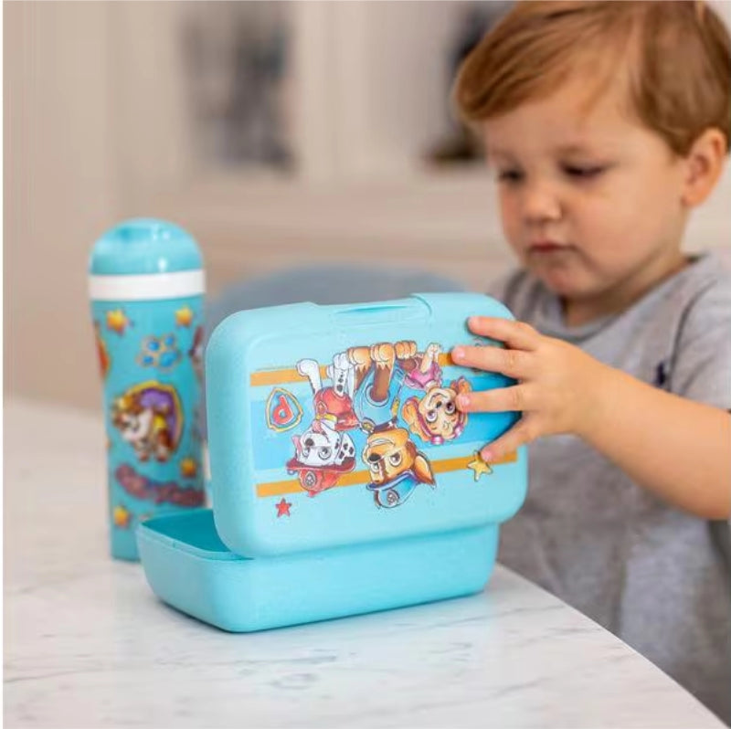 Kinder Znünibox Paw Patrol Candy L von Koziol in Blau mit Clipverschluss und Junge im Hintergrund