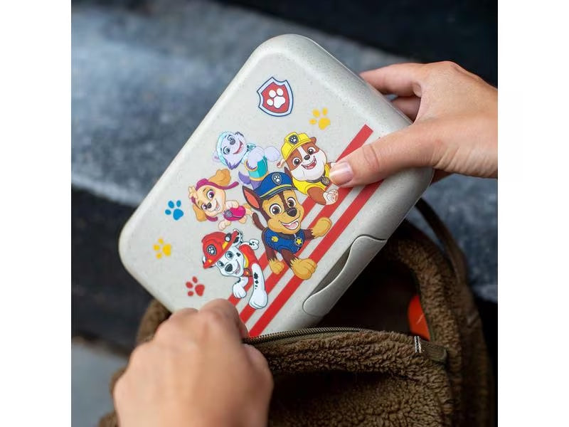 Znünibox Paw Patrol Candy L von Koziol in Sand mit Clipverschluss wird in Rucksack verstaut