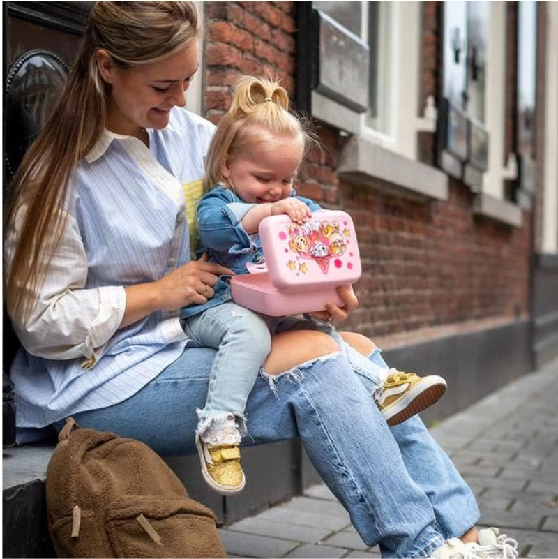Kinder Znünibox Paw Patrol Candy L von Koziol in Pink mit Clipverschluss und personalisation und Mutter mit Mädchen