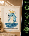 Glow Dreams Krafttier Delfin – personalisiertes Leuchtbild für Kinder mit Delfin, Name und sanft leuchtendem Nachtbegleiter im Holzrahmen