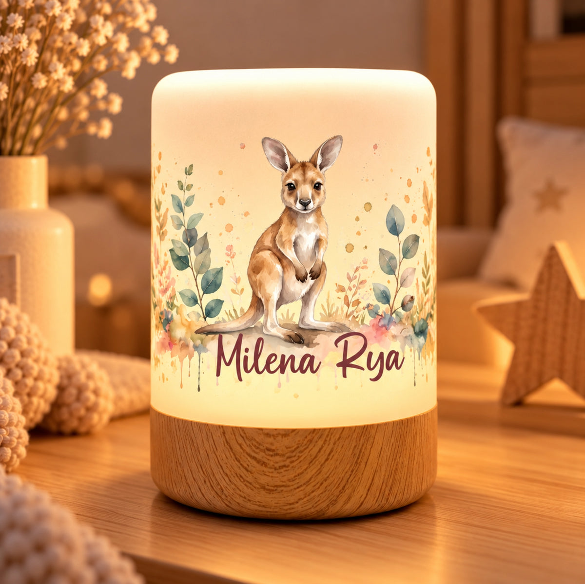 Personalisiertes LED Touch Nachtlicht mit Känguru, Pflanzenmotiv und Namen, warmes Licht und Holzsockel
