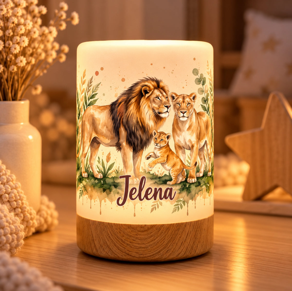Personalisiertes LED Touch Nachtlicht mit Löwenfamilie und Name Jelena, warm leuchtend mit Holzsockel