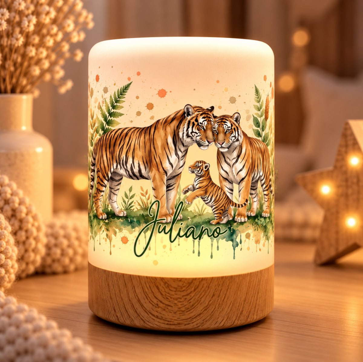 Personalisiertes LED Touch Nachtlicht mit Tigerfamilie und Name, warm leuchtende Kinderzimmerlampe mit Holzsockel