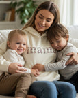 mama mit ihrem neuen Pullover wo personalisiert ist mit einem wunderschönem Stick auf der Brust in blumen design mama geschrieben
