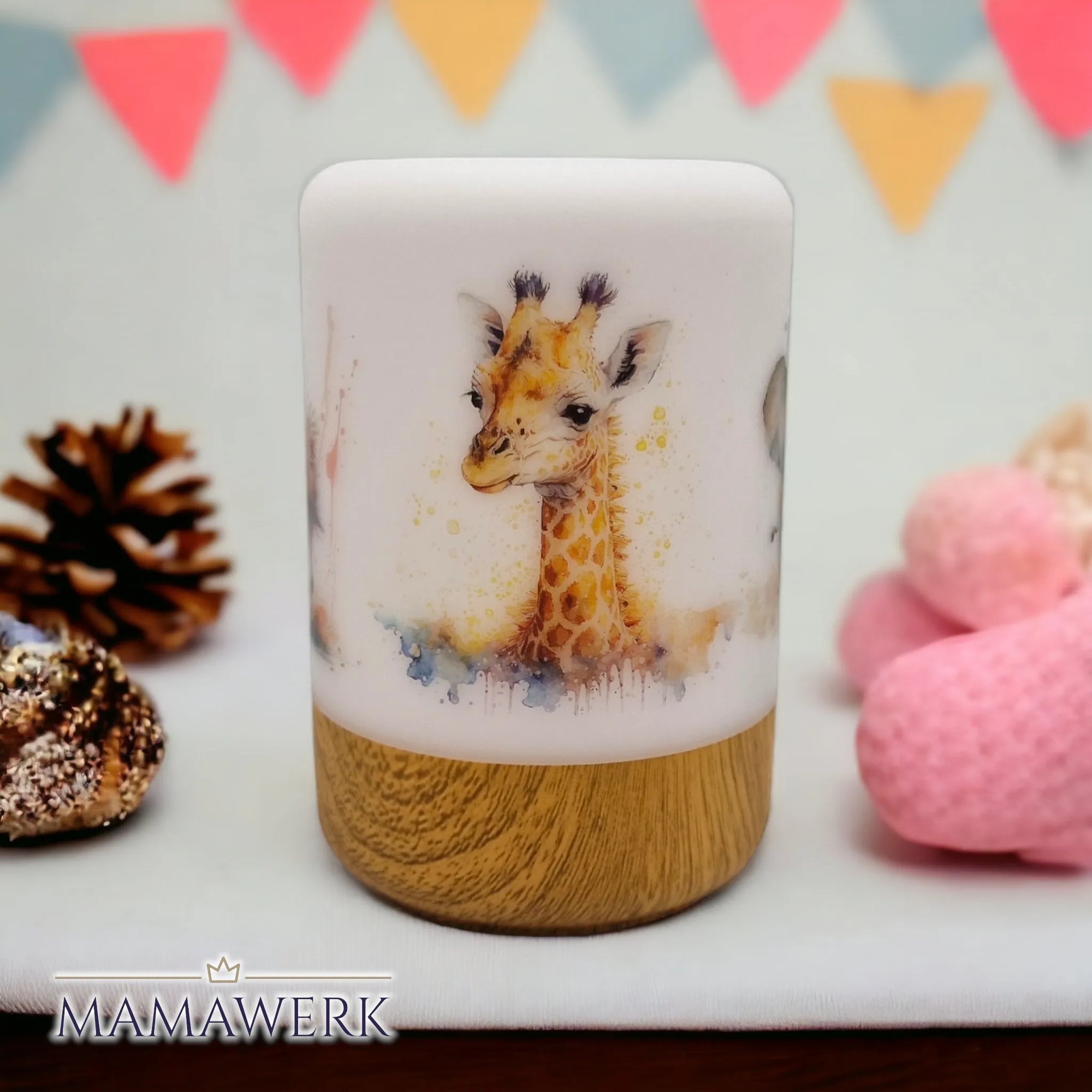 LED-Nachtlicht mit Holzsockel und Giraffen Motiv, auf weissem Tisch stehend mit dekoriertem Hintergrund.