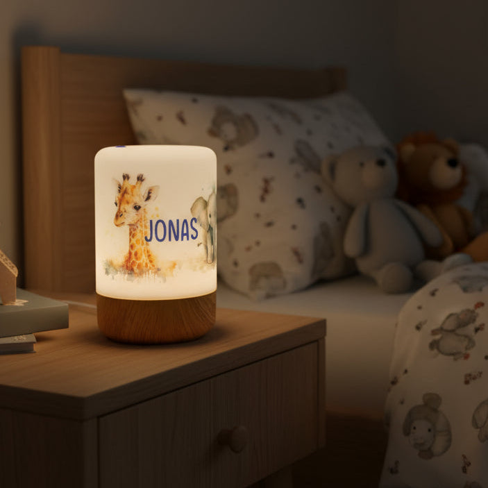 Personalisierteres LED-Nachtlicht mit Holzsockel und Giraffen- und Elefant-Motiv.