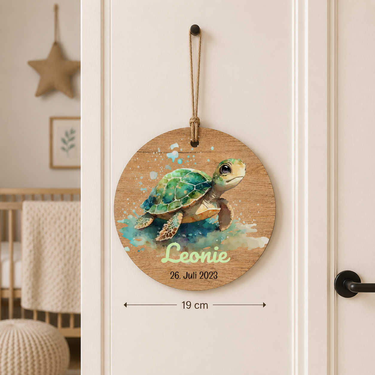Rundes Namensschild aus Eichenholz – personalisiert mit Schildkröte