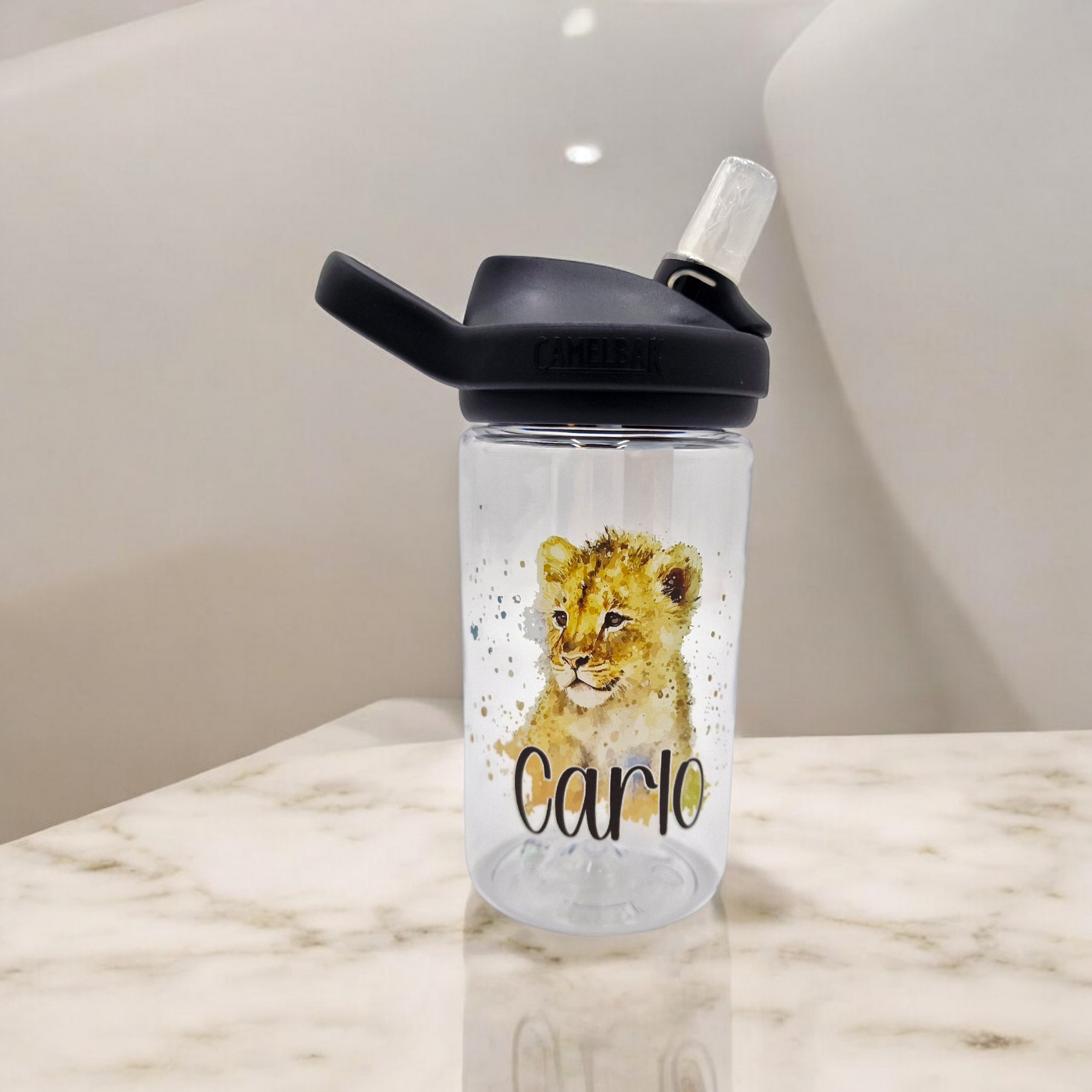Camelbak Kinder Trinkflasche Löwe. clear Camelbak Trinkflasche für Kinder, mit Löwenbaby-Motiv und mit Namen, Foto oder Bild personalisiert. Schwarzer Aufsatz mit Strohhalm.