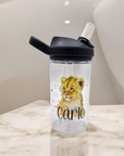 Camelbak Kinder Trinkflasche Löwe. clear Camelbak Trinkflasche für Kinder, mit Löwenbaby-Motiv und mit Namen, Foto oder Bild personalisiert. Schwarzer Aufsatz mit Strohhalm.