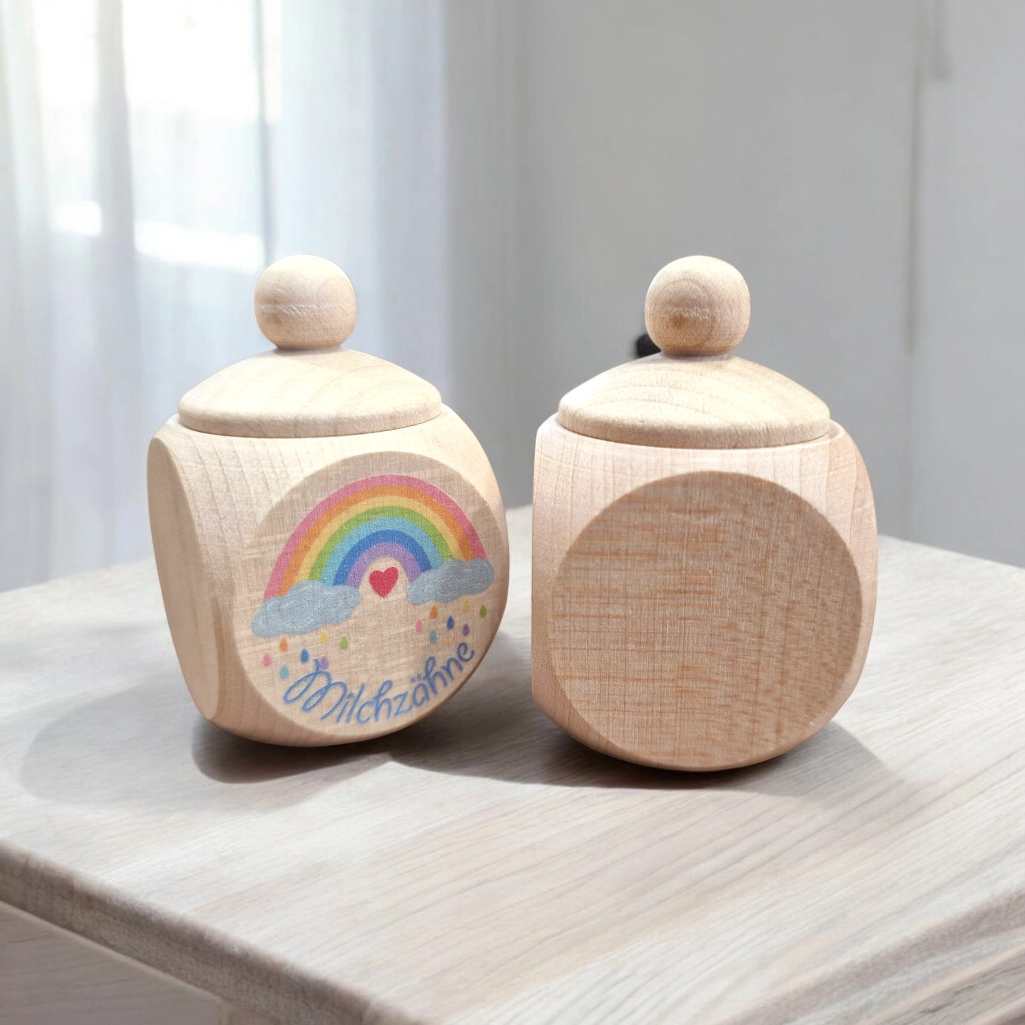 wunderschöne Zahndosen aus ahornholz mit verschliessbarmen Deckel und Regenbogen Print auf hellem Tisch