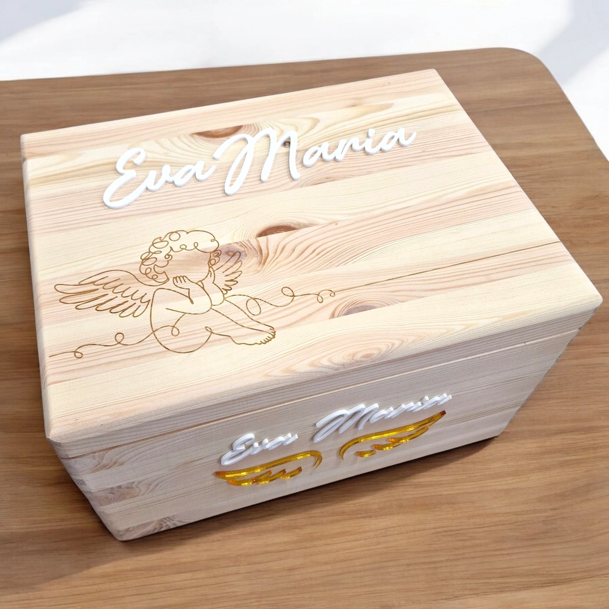 Wunderschöne Erinnerungskiste zur Taufe mit einem Engelmotiv gelasert und 3D Namen aus Acrylglas personalisiert
