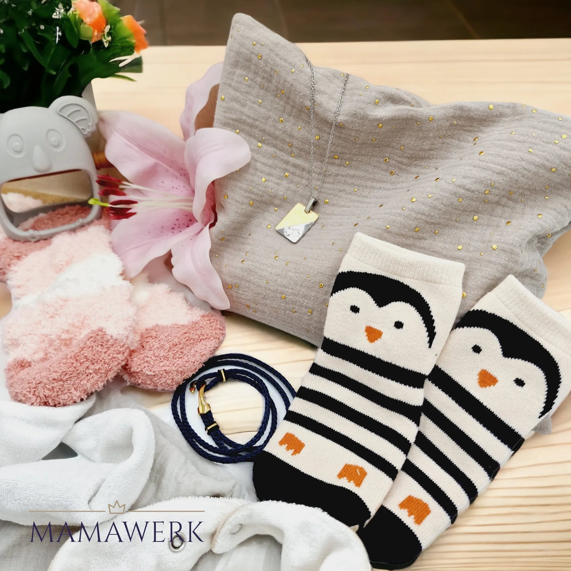 Übersicht von Geschenken vom Schwangerschaftskalender für Mamas-to-be. Antirutsch-Socken mit Pingu-Motiv, Silber-Halskette, Armband, Halstuch für Baby, Socken.