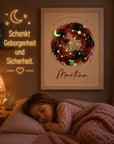 personalisierter glow dreams sternzeichen bilderrahmen im kinderzimmer mit schlafendem kind und kraftfarbe aquarellkrei