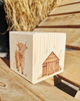 quadratische holz spardose in würfel form und schönen bauernhof Motiven bedruckt auf Wunsch personalisierbar mit Namen