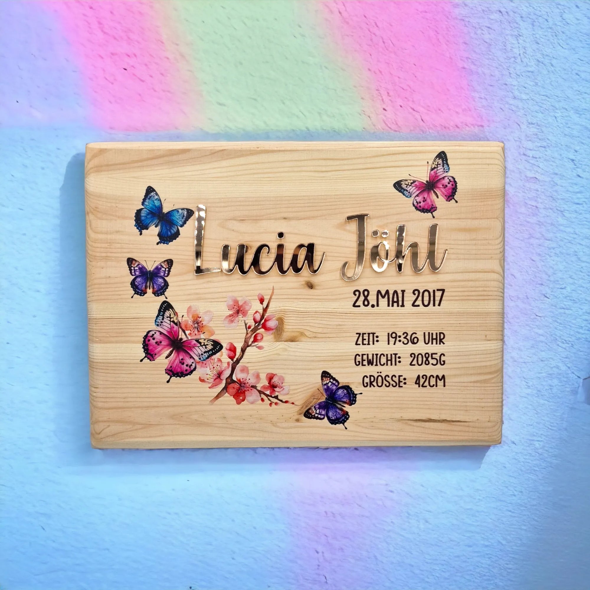 Ein Taufgeschenk für Mädchen. Eine Schmetterlings-Blumen Erinnerungskiste, personalisiert mit Namen und Geburtsdaten auf Deckel.