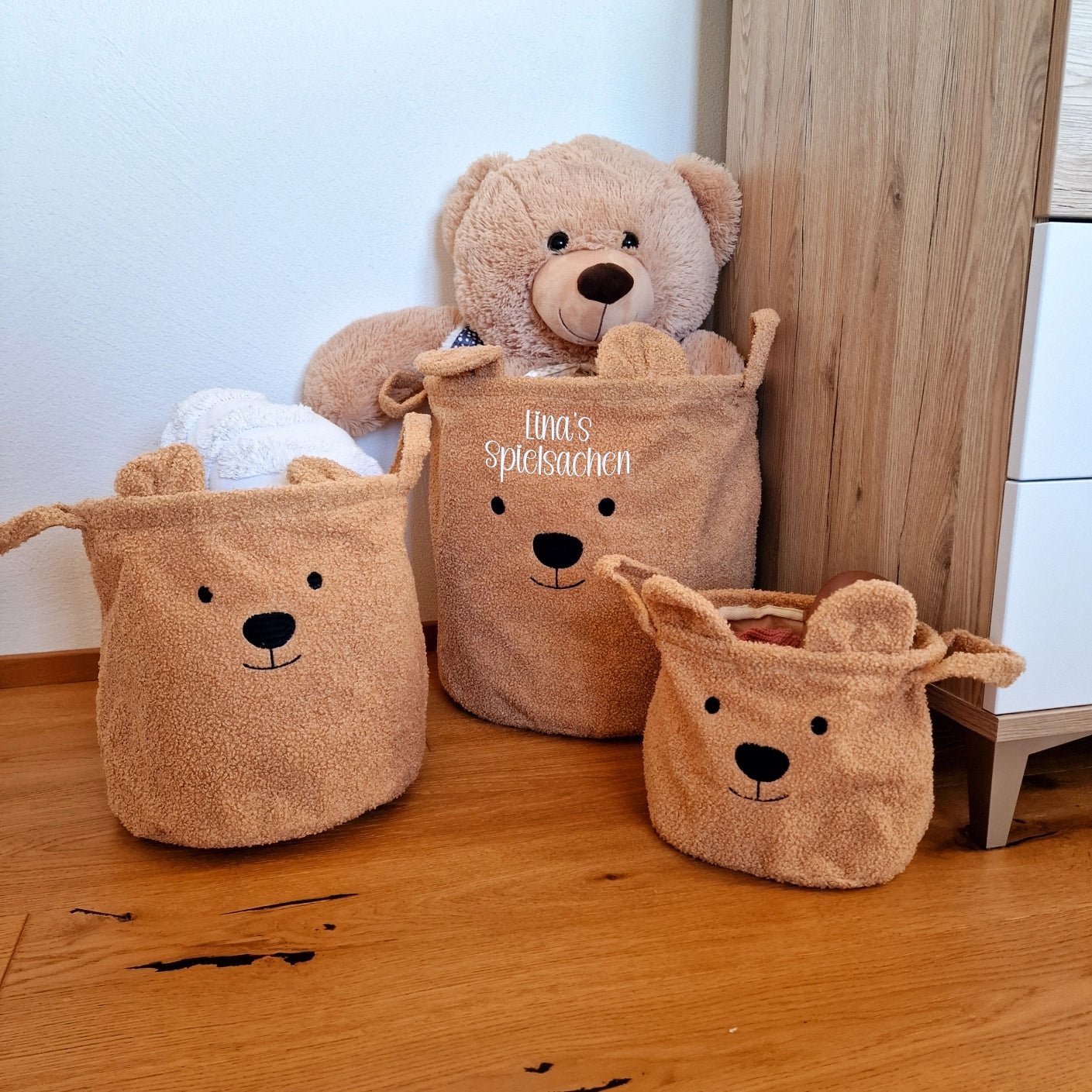 Brauner Teddy-Korb mit besticktem Namen, flauschigem Plüschstoff und Bärenohren – Teil eines 3er-Sets zur stilvollen Spielzeugaufbewahrung