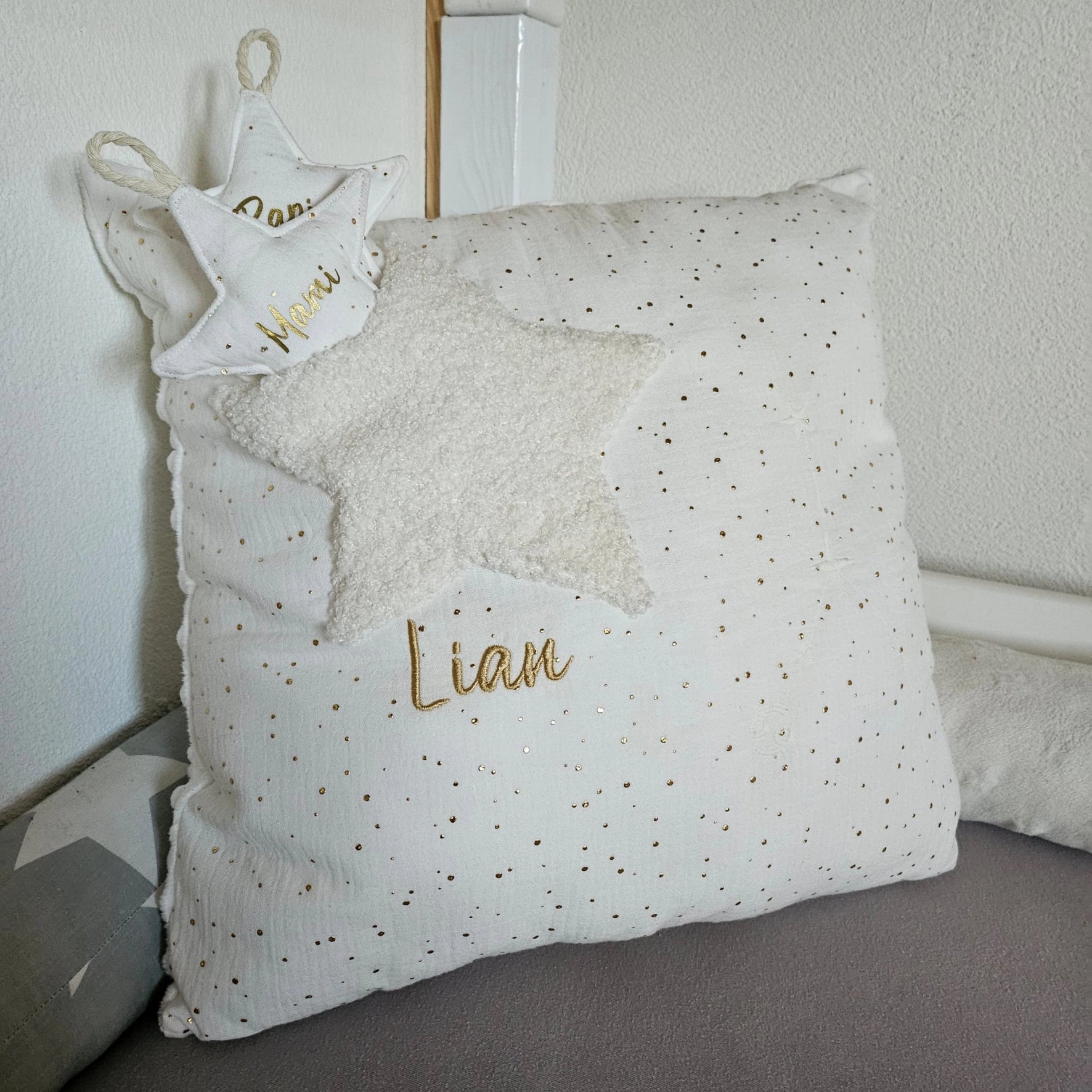 Familien - Kissen mit Wunschstern 65 x 65cm – personalisiert mit Sternzeichen &amp; Namen