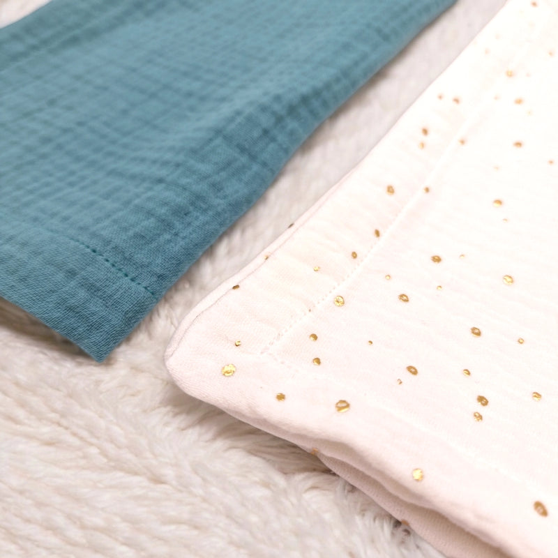 baby-musselin-nuscheli-weiss-mit-goldpunkten-und-aqua-personalisierbar-mit-namen
