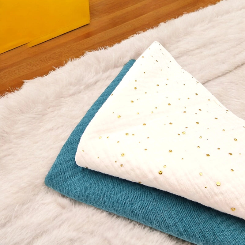 baby-nuschi-weiss-goldglitzer-und-aqua-auf-fellboden