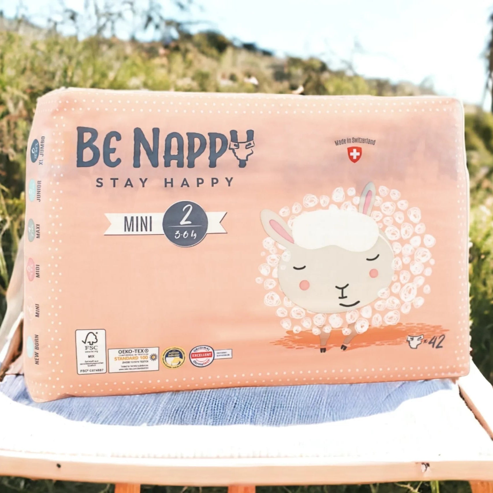 Vorderseite von lachsfarbener Verpackung von Be Nappy Windeln Grösse Zwei, 3-6kg. Mit Schafmotiv und Gütesiegel auf Verpackung. Verpackung beinhaltet 42 Windeln.