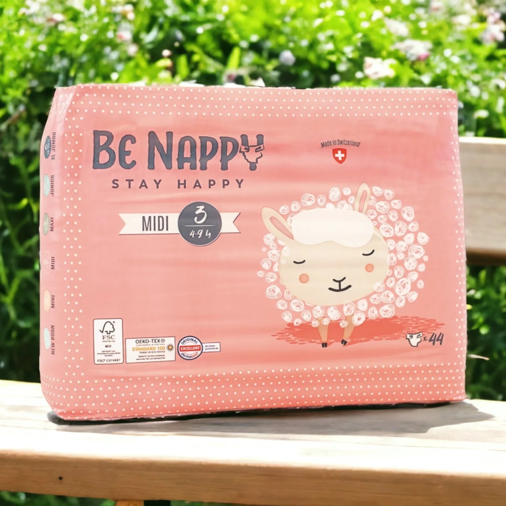 Vorderseite von pinkfarbener Verpackung von Be Nappy Windeln Grösse Drei, 4-9kg. Mit Schafmotiv und Gütesiegel auf Verpackung. Verpackung beinhaltet 44 Windeln.