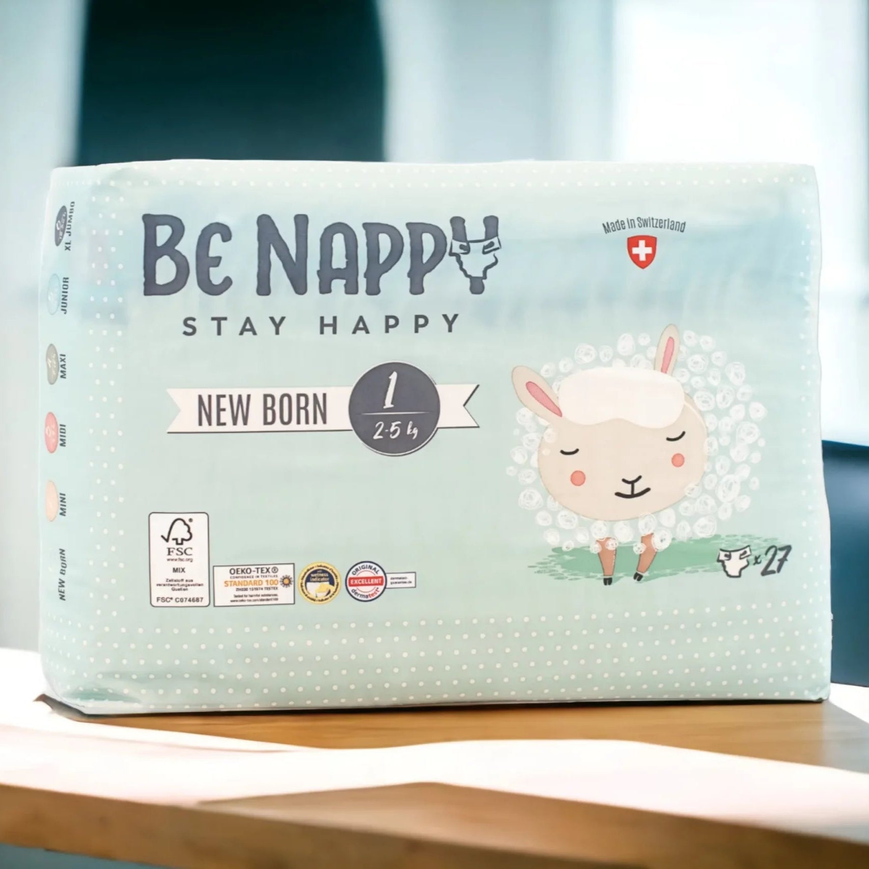 Vorderseite von hellgrüner, pastellfarbener Verpackung von Be Nappy Windeln für Neugeborene, Grösse Eins 2-5kg. Mit Schafmotiv und Gütesiegel auf Verpackung. Verpackung beinhaltet 27 Windeln.