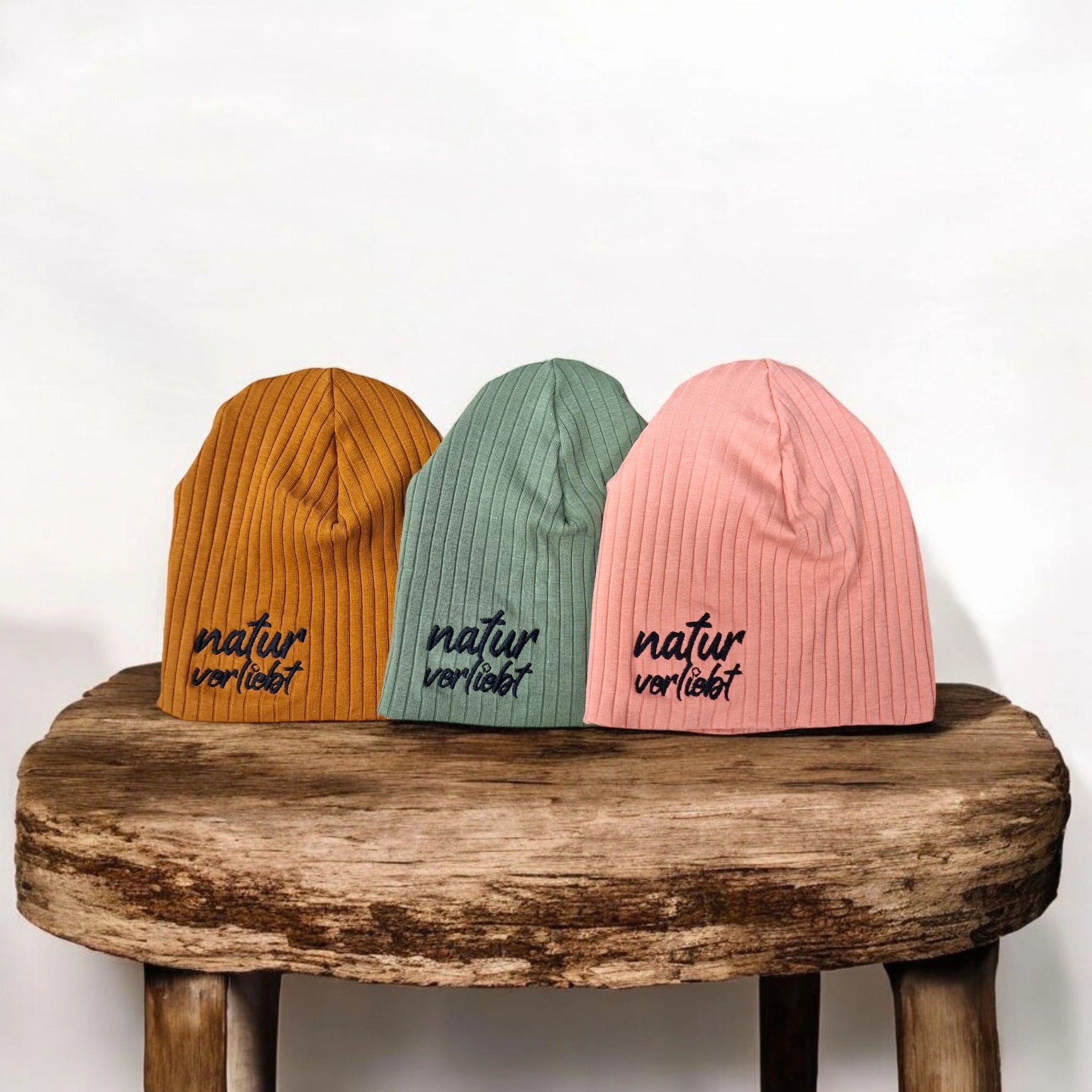 Beanie aus Baumwoll Jersey in schönen Naturtönen mit natur verliebt bestickt