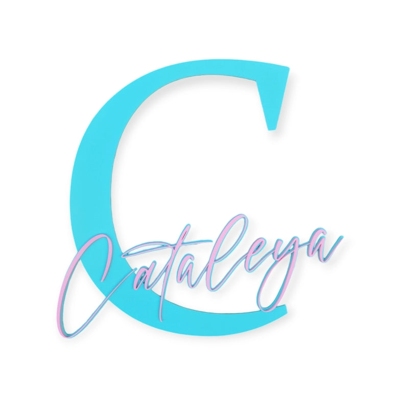 Stehende Namensdekoration aus türkisem Acrylglas, mit Buchstaben und Namen personalisiert.