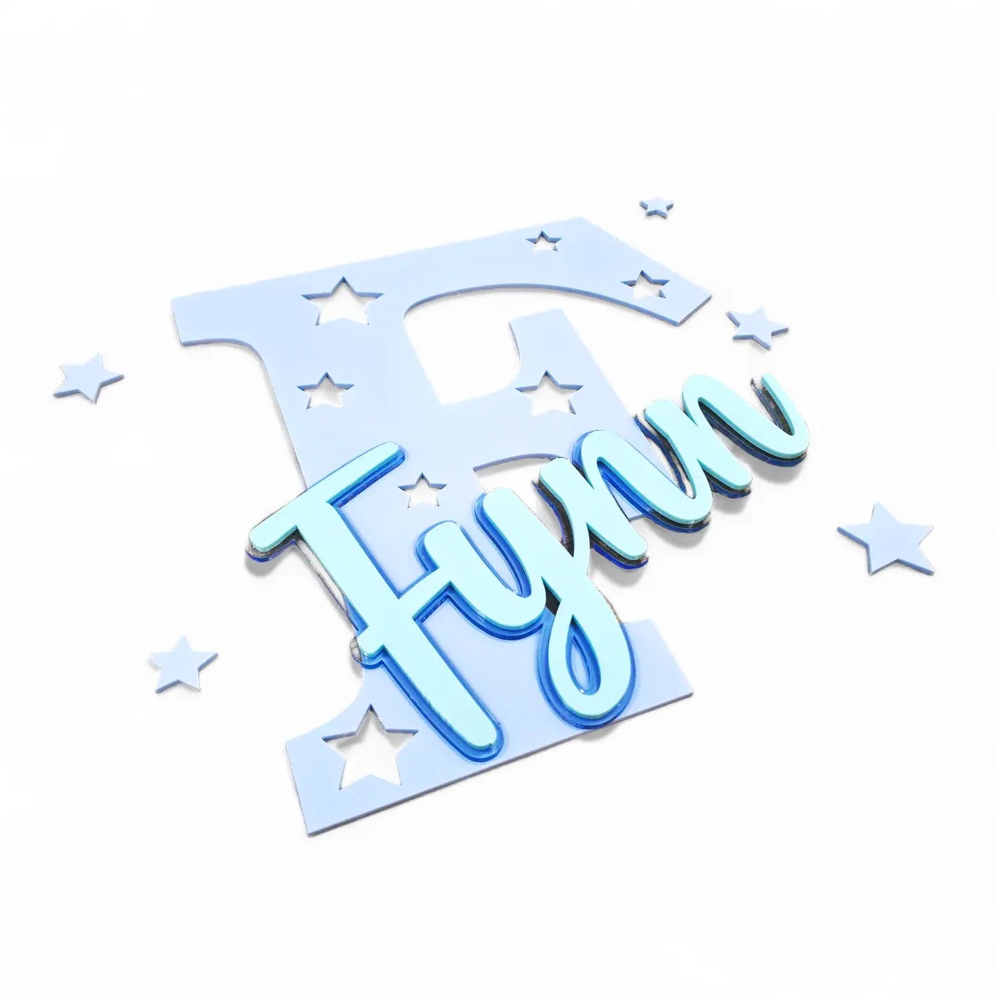 Namensschild Baby Acryl Sterne Blau aus blauem Acrylglas, mit Buchstaben und türkisem Namen personalisiert.