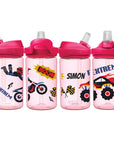 Rote eddy Camelbak Trinkflasche für Kinder, mit Motocross Monstertruck-Motiv und mit Namen personalisiert. Roter Aufsatz mit Strohhalm.