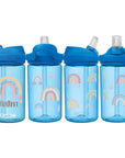Blaue eddy Camelbak Trinkflasche für Kinder, mit Boho Regenbogen-Motiv und mit Namen personalisiert. Blauer Aufsatz mit Strohhalm.