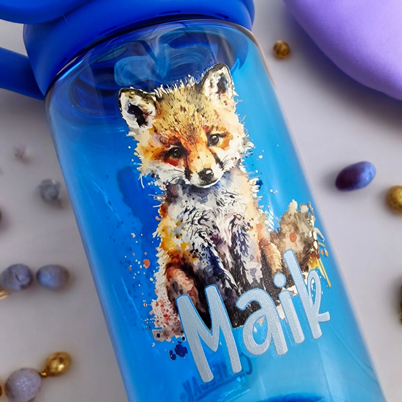 Blaue eddy Camelbak Trinkflasche für Kinder, mit Fuchsmotiv und mit Namen personalisiert. Blauer Aufsatz mit Strohhalm.