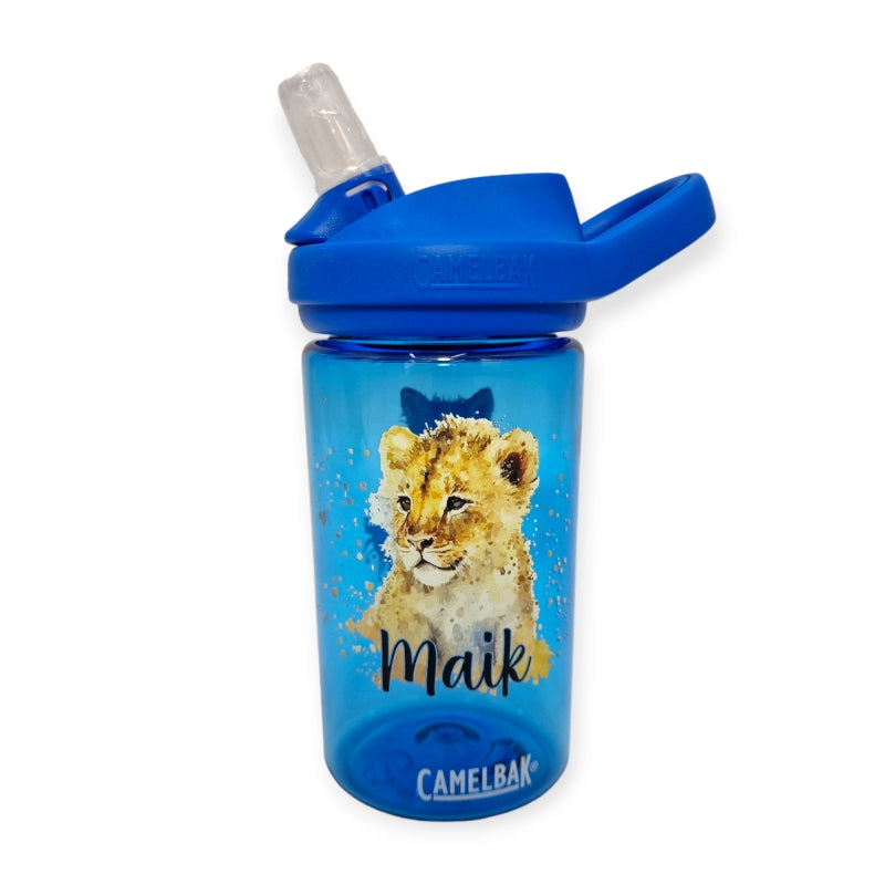 Blaue eddy Camelbak Trinkflasche für Kinder, mit Löwenbaby-Motiv und mit Namen personalisiert. Blauer Aufsatz mit Strohhalm.