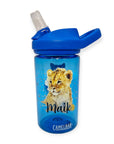 Blaue eddy Camelbak Trinkflasche für Kinder, mit Löwenbaby-Motiv und mit Namen personalisiert. Blauer Aufsatz mit Strohhalm.