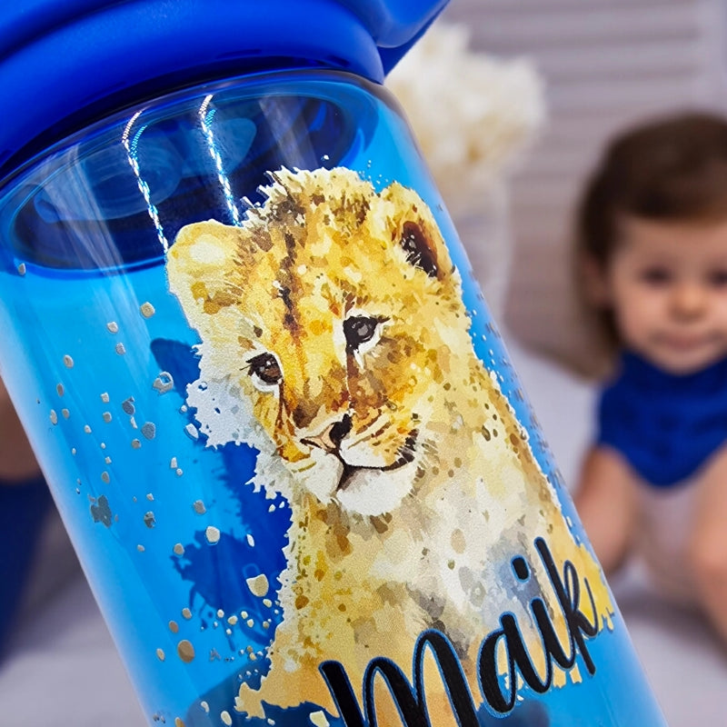 Blaue eddy Camelbak Trinkflasche für Kinder, mit Löwenbaby-Motiv und mit Namen personalisiert. Blauer Aufsatz mit Strohhalm.