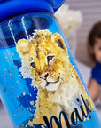 Blaue eddy Camelbak Trinkflasche für Kinder, mit Löwenbaby-Motiv und mit Namen personalisiert. Blauer Aufsatz mit Strohhalm.