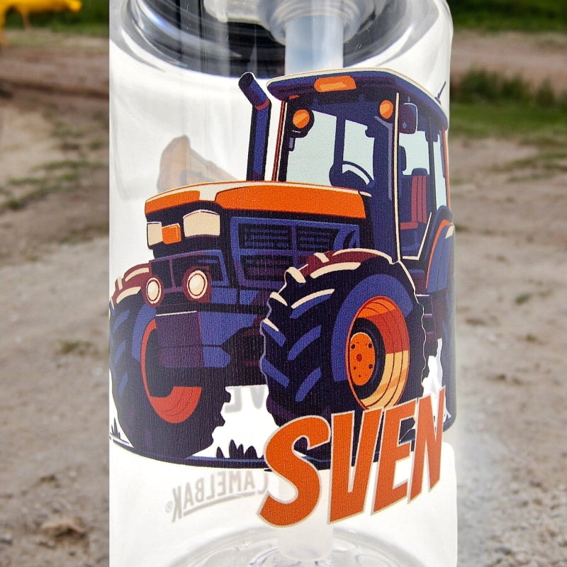 camelbak weiss mit traktor und namen auf hintergrund mit erde