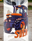camelbak weiss mit traktor und namen auf hintergrund mit erde