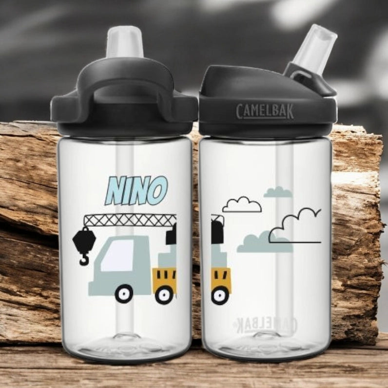 Camelbak Kinder Trinkflasche Lastwagen mit Kran. Clear Weisse eddy Camelbak Trinkflasche für Kinder, mit Namen personalisiert. Schwarzer Aufsatz mit Strohhalm.