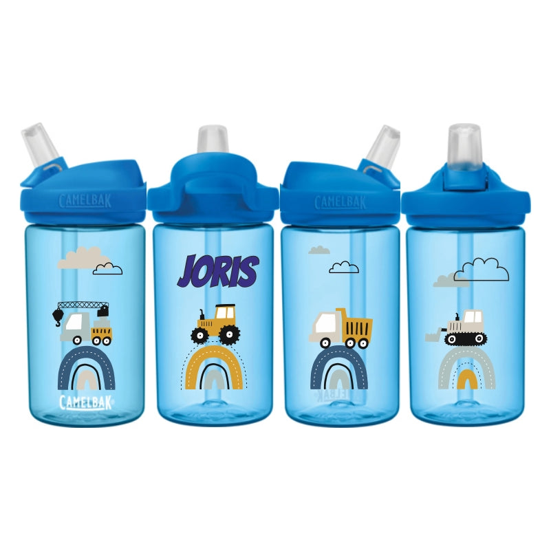 Blauer eddy Camelbak Trinkflasche für Kinder, mit Baustellenfahrzeug-Motiv und mit Namen personalisiert. Blauer Aufsatz mit Strohhalm.