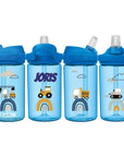 Blauer eddy Camelbak Trinkflasche für Kinder, mit Baustellenfahrzeug-Motiv und mit Namen personalisiert. Blauer Aufsatz mit Strohhalm.