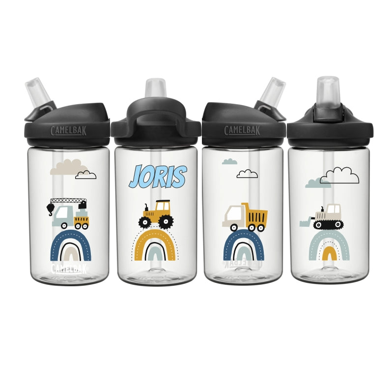 Camelbak Kinder Trinkflasche Fahrzeuge. Clear weisse eddy Camelbak Trinkflasche für Kinder, mit Baustellenfahrzeug-Motiv und mit Namen personalisiert. Schwarzer Aufsatz mit Strohhalm.