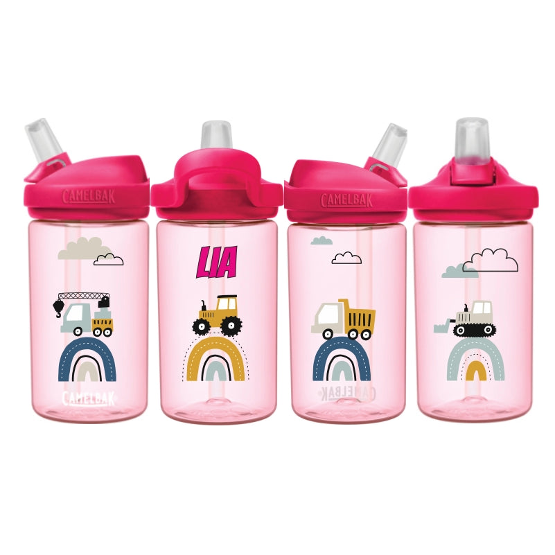 Rote eddy Camelbak Trinkflasche für Kinder, mit Baustellenfahrzeug-Motiv und mit Namen personalisiert. Roter Aufsatz mit Strohhalm.