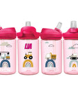 Rote eddy Camelbak Trinkflasche für Kinder, mit Baustellenfahrzeug-Motiv und mit Namen personalisiert. Roter Aufsatz mit Strohhalm.